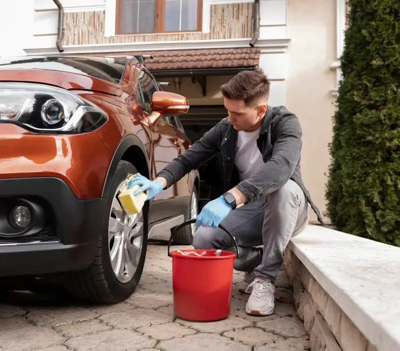 Lavage auto à domicile La Chapelle-Baloue : professionnel intervenant sur un véhicule